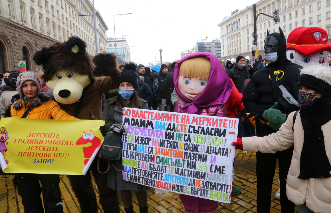 Ресторантьорите излязоха на протест с маски на Мики Маус и Спайдър-мен