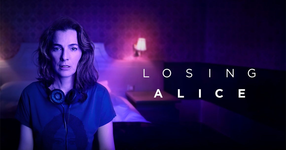 <p><strong>"Losing Alice" (сезон 1) - Apple TV+</strong></p>
<p>„Losing Alice“ е израелски психотрилър, чийто режисьор е Сигал Авин. В главната роля е актрисата Айелет Зурер.</p>
<p>Филмът е вълнуващо пътешествие, което показва всичко, случващо се в съзнанието и подсъзнанието на Алис. Сложният сюжет включва връщания назад – така наречените „flashbacks“, както и пътувания напред във времето.</p>
<p>Алис е 48-годишна режисьорка, която осъзнава, че е влюбена в 24 години по-младата сценаристка Софи (Лихи Корновски). Главната героиня предава моралните си ценности, за да се добере до властта и успеха. <br>
</p>