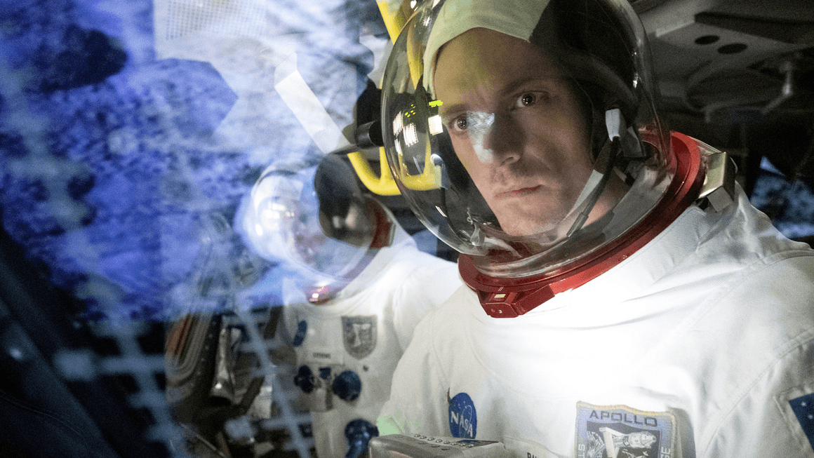 <p><strong>„For All Mankind“ (сезон 2) – Apple TV+</strong></p>
<p>Представете си свят, в който надпреварата за Космоса никога не спира. Действието се развива през 1969, а СССР изпреварва САЩ с достигането до Луната. "Студената война" едва сега започва.</p>
<p>Сериалът на Роналд Мур се фокусира върху живота на астронавти от NASA и техните семейства.</p>