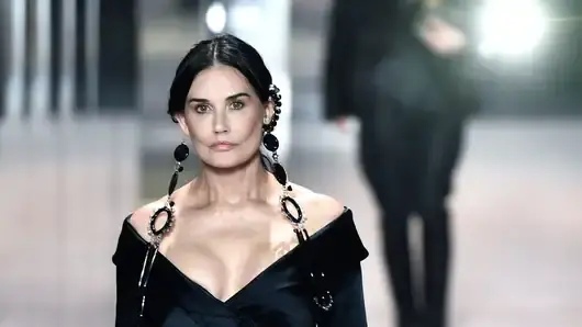 Деми Мур се появи с неузнаваемо лице на ревю на Fendi