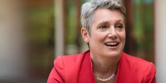 Тя се казва Кейт Бингам и на нея милиони британци дължат ваксините си