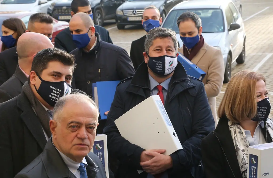"Демократична България" обяви депутатите си в новия парламент и от кои райони влизат