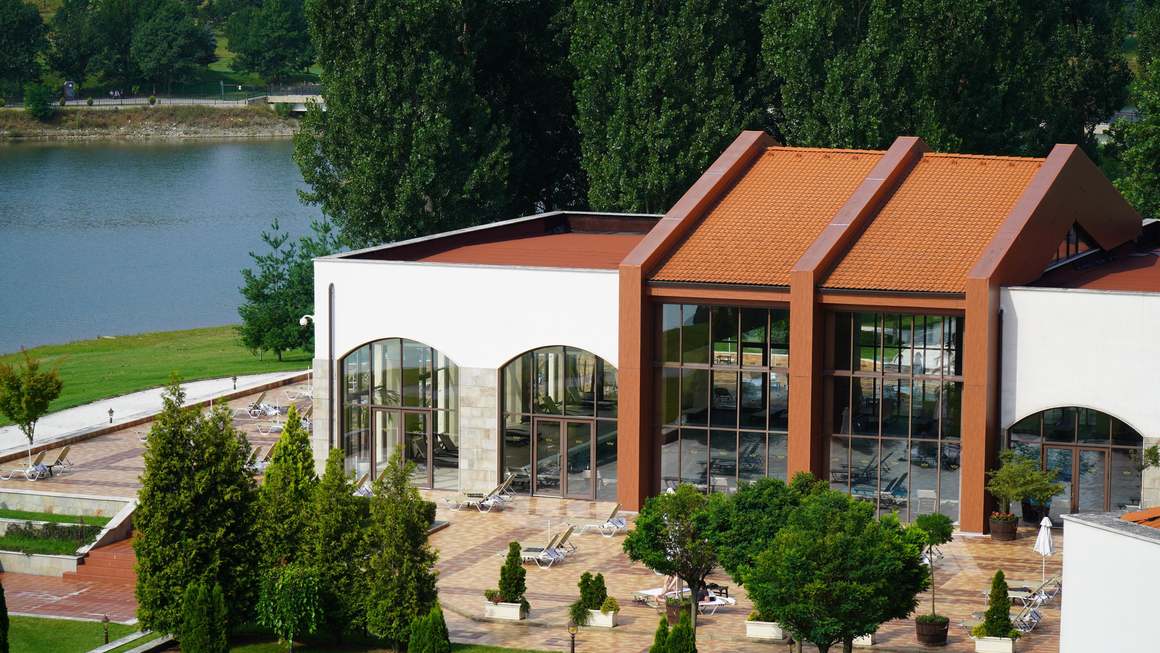 <p>Ако ви се пътува, в <a href="https://riupravets.bg/sveti-valentin-riu-pravets/"><strong>RIU Pravets Golf & SPA Resort</strong></a> също има интересно предложение за Свети Валентин - вечеря от тортила с френски сирена, френско вино, скариди, телешко и “любовен десерт”.</p>
<p>Освен че като гости на хотела ползвате SPA зоната и басейна, този път в пакета имате включен и кратък урок по голф, а преди вечеря можете да се възползвате от балийски масаж за двама. Масажът се извършва със специално оризово олио, което подхранва и омекотява кожата, като има опцията да го ъпгрейднете и с финал в джакузи с бутилка шампанско. </p>
<p>Още нещо, което звучи атрактивно, е масаж с шоколад в стаята. Целият февруари е посветен на шоколада, така че дори да пропуснете Свети Валентин, имате шанс до края на месеца.</p>