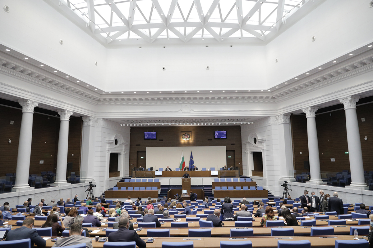 "Алфа Рисърч" и "Галъп": БСП изпуска дистанцията зад ГЕРБ, 5 + 2 партии в новия парламент