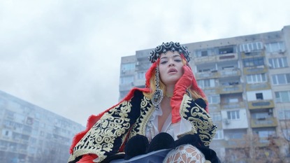 Рита Ора в "Bang": Перник, Бузлуджа и косовска носия 