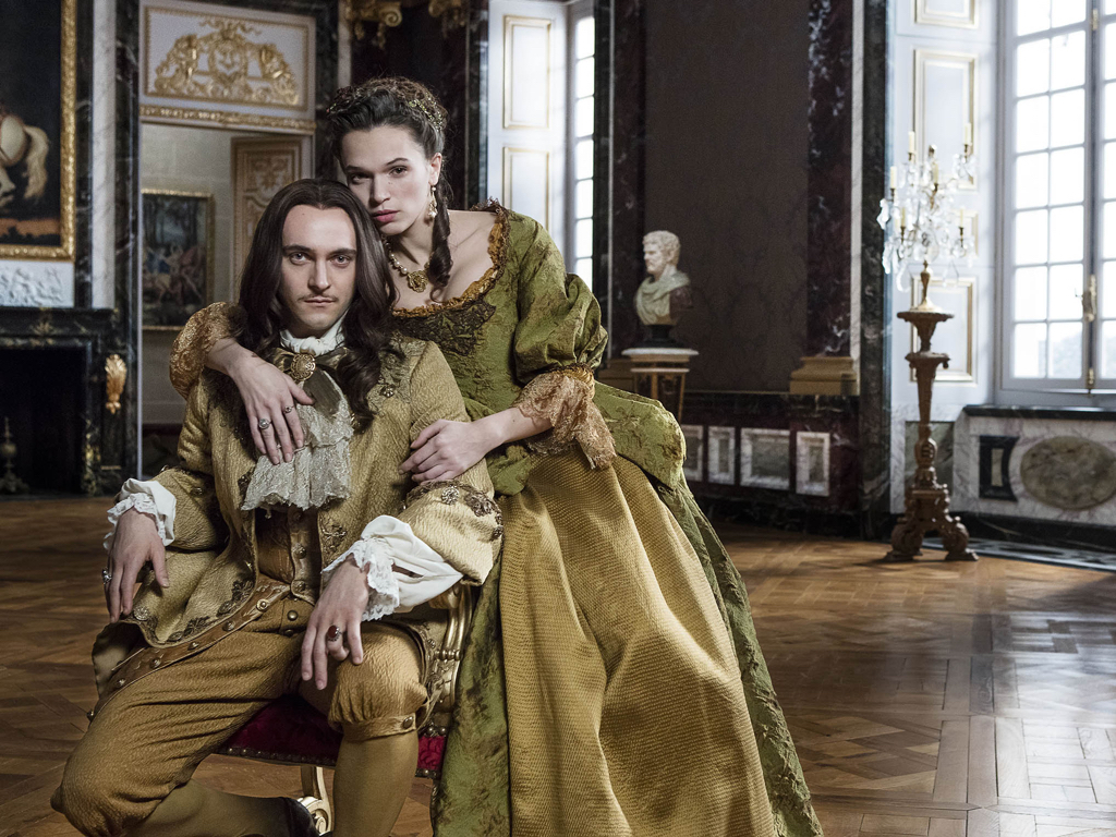 <p><strong>Versailles (2015-2018) - 3 сезона </strong></p>
<p>Великобритания има "The Crown", Франция има "Версай". Действието в историческата драма се развива през 1667 г., в епохата на Краля-Слънце Луи XIV, който решава да построи най-великолепния дворец в света. Политическите интриги, придворните афери и нуждата от огромни инвестиции обаче поставят замисъла му под заплаха. Подобаващо - "Версай" е най-скъпият френски сериал, като първият му сезон е струвал около 30 млн. евро. </p>
<p><a class="internal" href="https://boulevardbulgaria.bg/articles/vensan-kasel-i-eva-griyn-shte-igrayat-v-serial-po-trimata-musketari"><span class="internal-link"><span class="thumb"><img src="/system/editor_pictures/11440/xs_%D0%B5%D0%B2%D0%B0_%D0%B3%D1%80%D0%B8%D0%B9%D0%BD_%D0%B2%D0%B5%D0%BD%D1%81%D0%B0%D0%BD_%D0%BA%D0%B0%D1%81%D0%B5%D0%BB.png"></span> <span class="title">Венсан Касел и Ева Грийн ще играят в сериал по "Тримата мускетари"</span> </span></a></p>