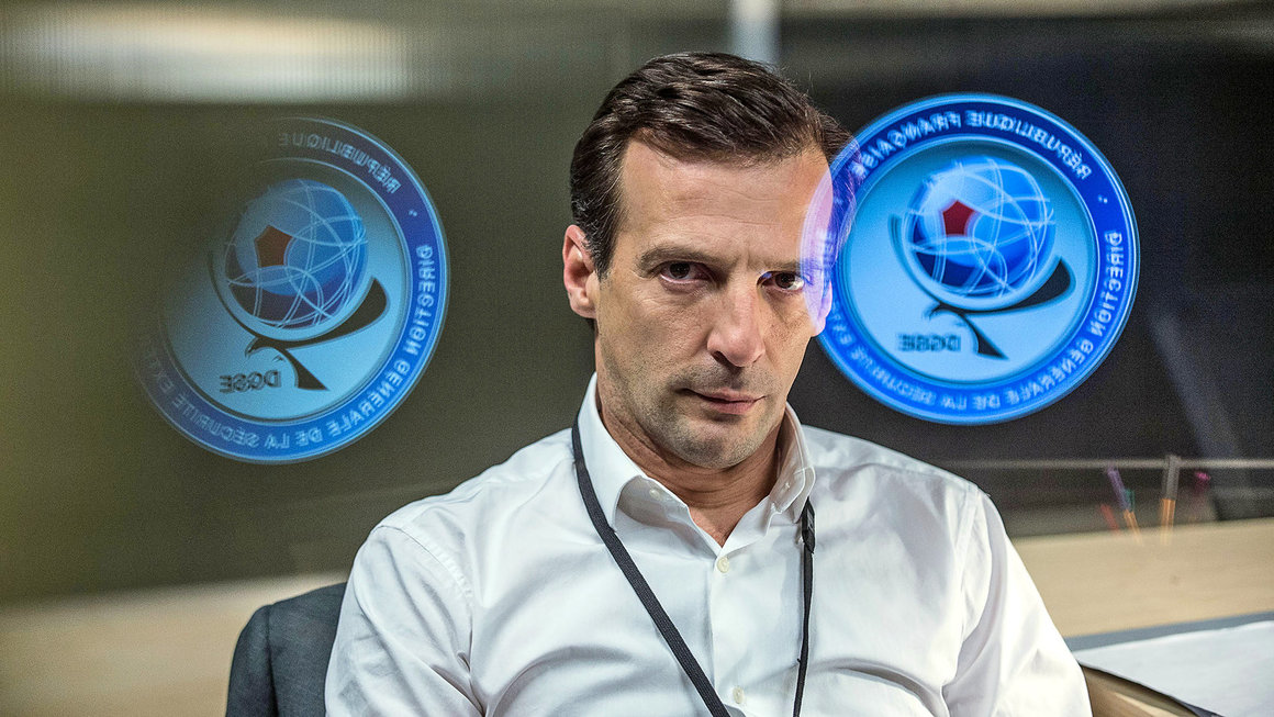 <p><strong>The Bureau // Le Bureau des Légendes (2015 - ) - 5 сезона</strong></p>
<p>Шпионската драма с Матийо Касовиц неслучайно е смятана за един от най-добрите френски сериали на всички времена. Историята е създадена по реалните разкази на бивши разузнавачи и е вдъхновена от съвременни събития. В главните роли са служителите от т.нар. "Бюро на легендите" - генералната дирекция за външна сигурност, или разузнавателната служба на Франция, която отговаря за подготовката и оперативното ръководство на агенти под прикритие зад граница. </p>
