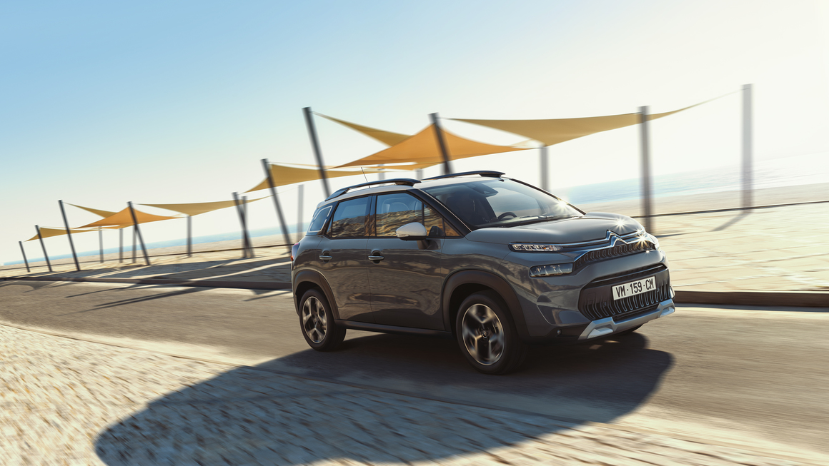 <p>Със своята стойка и високо разположен, хоризонтален капак, новият C3 Aircross може да се похвали с характерен външен вид, който незабавно го отличава в сегмента B-SUV.</p>
