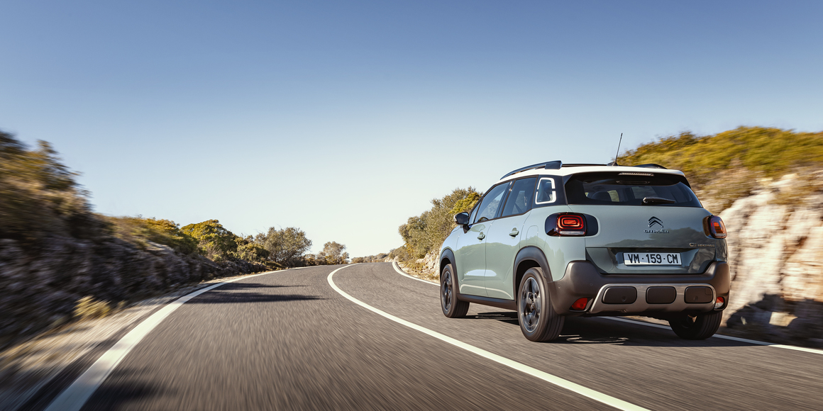 <p>Новият C3 Aircross SUV се предлага с редица икономични и високопроизводителни двигатели – бензинови PureTech и дизелови BlueHDi: PureTech 110 с 6-степенна механична трансмисия, PureTech 130 EAT6, BlueHDi 110 с 6-степенна механична трансмисия и BlueHDi 120 EAT6.</p>