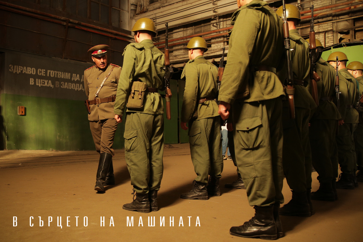 <p>Христо Шопов, Ивайло Христов, Юлиан Вергов, Александър Сано, Христо Петков, Стоян Дойчев, Владимир Зомбори, Башар Рахал и македонският актьор Игор Ангелов са част от актьорите, които ще видим в психологическата драма. За броени часове ролите на надзиратели и затворници се преобръщат. Осъдените за тежки престъпления мъже преминават през буря от физически и емоционални ситуации, което ще донесе на душите им неочакван катарзис.</p>