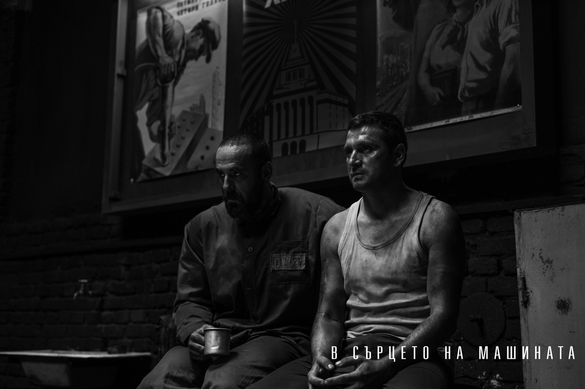 <p>1978 г., заводът "Кремиковци". Група затворници, работещи на облекчен режим, започват смяната си в цеха. Не предполагат, че една странна случка ще преобърне животите им завинаги. </p>
<p>Това е сюжетът на най-новия филм на режисьора Мартин Макариев "В сърцето на машината", създаден по действителна история от края на 70-те години в Народната република. </p>
<p> </p>
<p> </p>