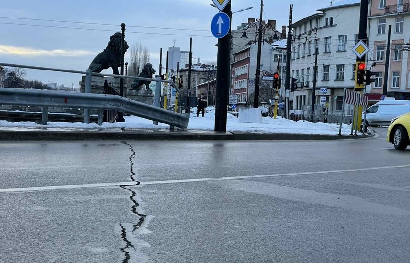 Асфалтът на Лъвов мост се сцепи 6 години след основния ремонт