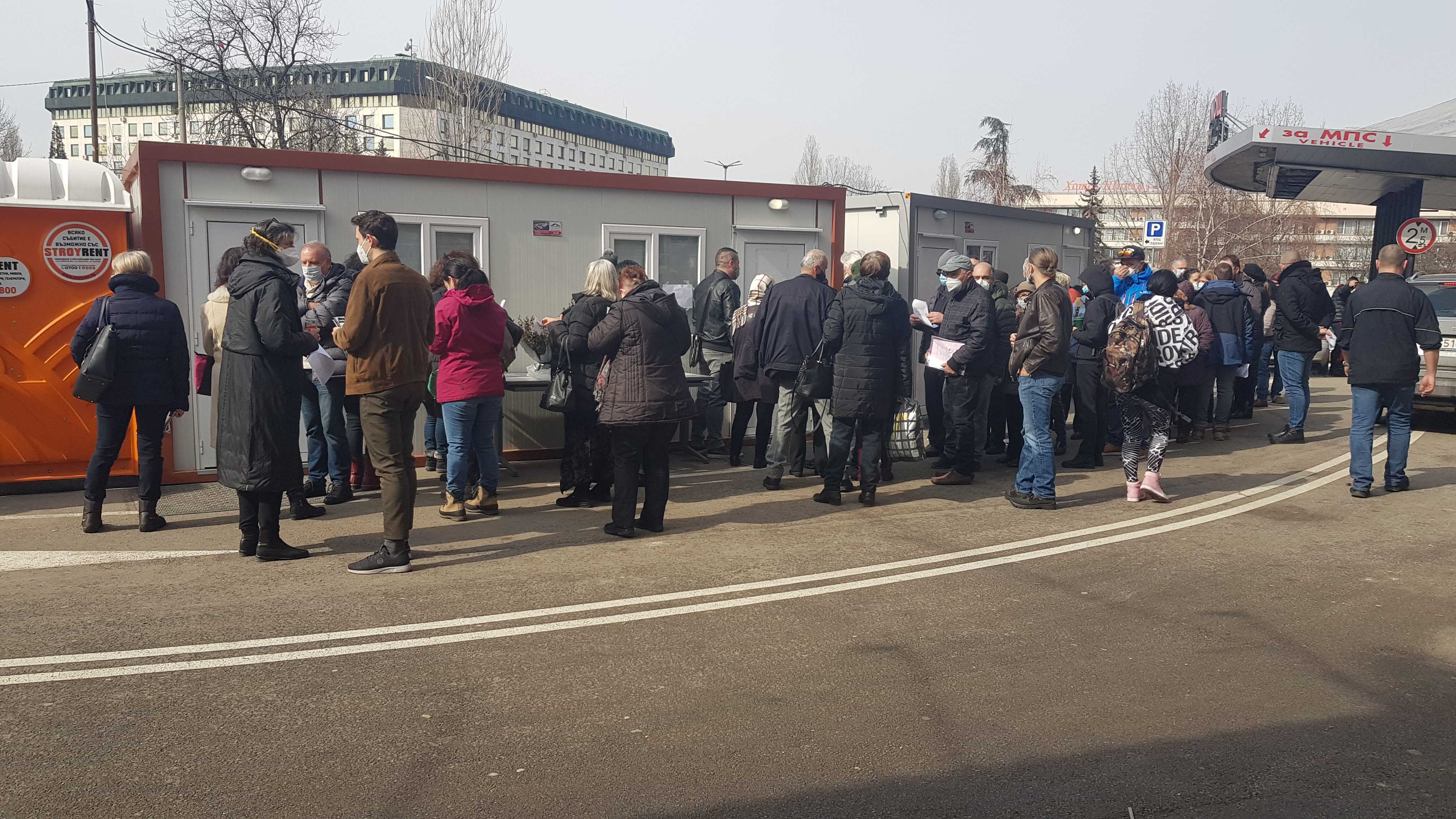 Опашка пред "Пирогов": Започнаха да ваксинират всички желаещи