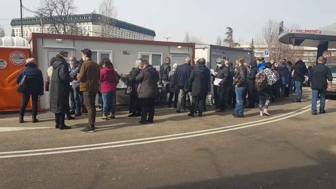 Опашка пред "Пирогов": Започнаха да ваксинират всички желаещи