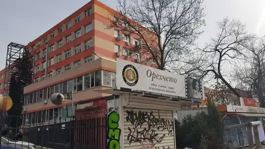 Незаконният павилион на бул. "Гешов" се оказа вписан в кадастъра като "търговска сграда"
