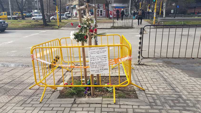И светофарът пред УМБАЛ "Св. Иван Рилски" се оказа незаконен