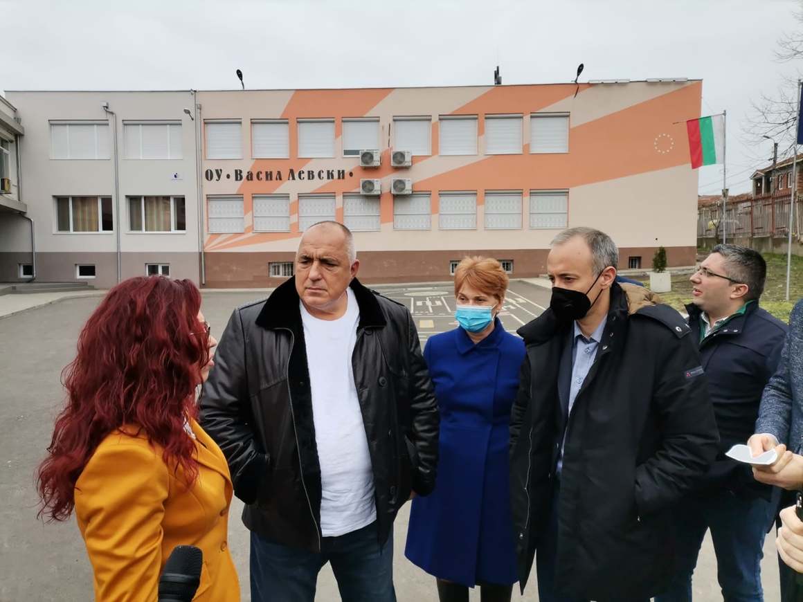 <p>Туровете на министри в джипа на Борисов станаха задължителен ритуал през уикендите преди началото на официалната предизборна кампания. От 5 март политически кандидати вече няма да имат право да използват безвъзмездно публичен административен ресурс - бюджетни средства, помещения, автомобили, самолети и др. транспортни средства, оборудване, движими, недвижими вещи, държавна или общинска собственост. </p>
<p>На 20 февруари министърът на образованието Красимир Вълчев е част от делегацията в бургаското обединено училище "Васил Левски", чиято ръководителка благодари публично за финансирането за ново крило на сградата - открито още през 2019 г. </p>
<p>"<em>Благодаря и на вас като правителство, защото и в регионалните управления по образованието заплатите се увеличиха</em>", казва ръководителката на РИО-Бургас по време на срещата. </p>
<p>"<em>Кирил Ананиев много обича да го хвалят, още в сряда ще имате ново игрище</em>", отговаря Борисов. </p>