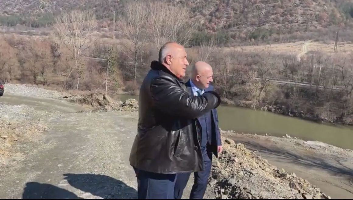 <p><em>"Каква природа имате тука..."</em></p>
<p><em>"Имаме, но никой не ни обръща внимание"</em></p>
<p><em>"Е, с'а ви обръщаме"</em></p>
<p>(диалог между Бойко Борисов и жители на село Самуилово, Петричко). </p>
<hr>
<p>Ген. Венцислав Мутафчийски трудно се разделяше с военната си униформа в първите месеци на пандемията. Костюмът му от три части обаче се оказа също толкова неподходящ за offroad изпитанието, на което беше подложен в понеделник. </p>
<p> </p>
<p> </p>
<p>Началникът на ВМА стана неволен участник в мобилната предизборна кампания на министър-председателя Бойко Борисов, след като го придружи на инспекция в импровизиран имунизационен център в село край Петрич. Оказа се, че опашката от възрастни хора пред здравния пункт не чака за ваксини, а за да види премиера - първия правителствен ръководител, който посещава родното им място. </p>
<p> </p>
<p> </p>
<p>Мутафчийски си тръгна с буркан с мед от кестени, фотосесия с местните жители и... визитация при строящ се мост на АМ "Струма" край Симитли. Главният лекар на армията запази пълно мълчание по време на 2:30-минутния рапорт на премиера за напредъка на пътя ("Голяма красота! Голяма красота!"). </p>