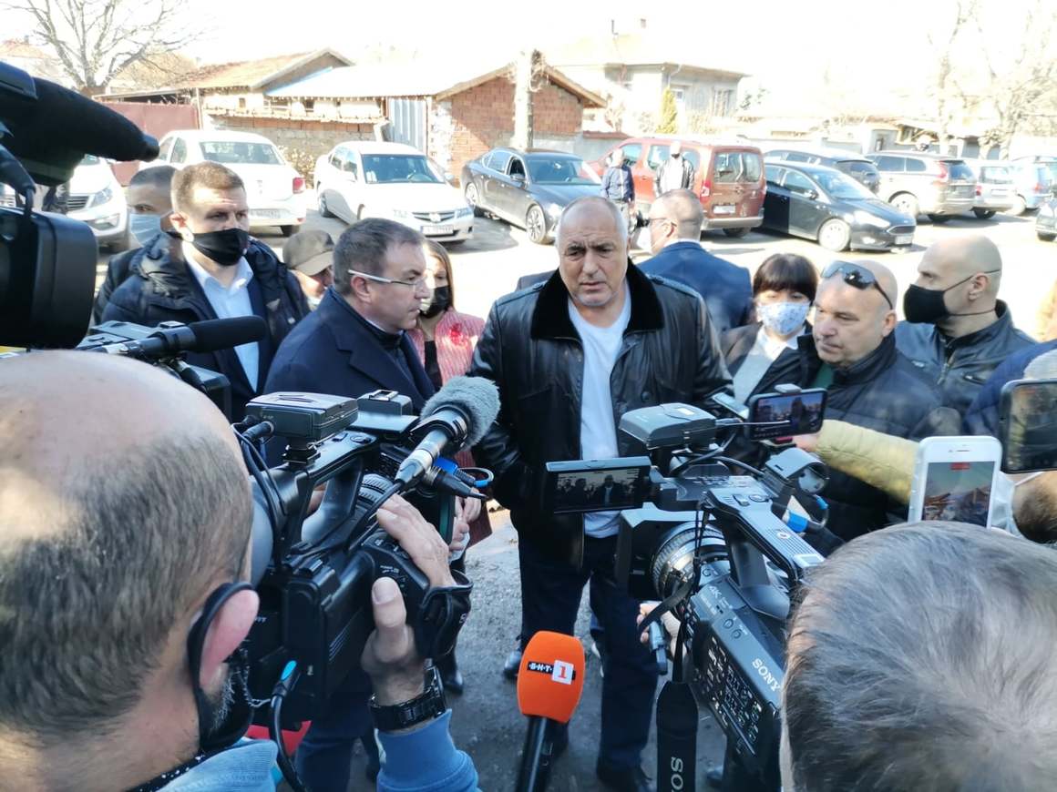<p>23 февруари - Вицепремиерът Томислав Дончев се появява в делегацията на Борисов за първи път от месеци. Дончев беше под карантина от 8 февруари досега заради заболяване от Covid-19. Съмнения за конфликт между него и премиера обаче бяха лансирани от социалиста Костадин Паскалев, който твърди, че това е причината за изненадващото решение за възлагането на организацията на парламентарните избори на Марияна Николова (министър на туризма), вместо на Томислав Дончев. </p>
<p>Темата става обект на внимание от местни журналисти, които се опитват да получат отговор от Борисов на въпроса кой ще ръководи правителството по време на предизборната кампания, след като почти всички министри ще са и кандидати за народни представители.</p>
<p><em>"Виждаме, че г-н Дончев е с Вас, той ще участва ли в изборите? </em></p>
<p><em>"Естествено, водач е в Габрово". </em></p>
<p><em>"В такъв случай кой ще ви замести по време на изборите?"</em></p>
<p><em>"Ние сме определили Марияна Николова".</em></p>
<p><em>"Тя ще бъде и министър-председател, така ли?"</em></p>
<p><em>"Тя е вицепремиер". </em></p>
<p><em>"А по време на изборите, предполагам, че и Вие ще излезете ли в отпуск?"</em></p>
<p><em>"Като дойдат изборите, ще ви кажа"</em></p>
<p><em>"Тоест - Марияна Николова ще изпълнява длъжността..."</em></p>
<p><em>"Марияна Николова отговаря за изборите. Министър-председателят винаги си е министър-председател, дори да е в отпуск". </em></p>
<p><em>Но Вие имате трима заместници и ако двама от тях участват в изборите...</em></p>
<p><em>"Марияна Николова остава да замества, тя няма да участва в изборите, а ще ги организира. Благодаря".</em></p>
<p><em>"И ще управлява държавата, доколкото разбирам от Вас сега?"</em></p>
<p><em>"Държавата се управлява от правителството". </em></p>
<p><em>"Ако всички министри са в отпуск?..."</em></p>
<p>Последният въпрос остава без коментар от Борисов. </p>