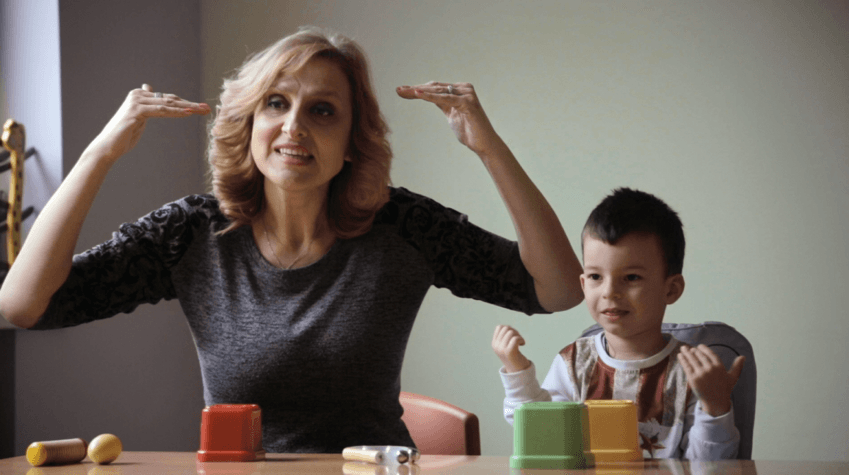 Историята на жестомимичния преводач Таня Димитрова: Филм в 13 държави по HBO