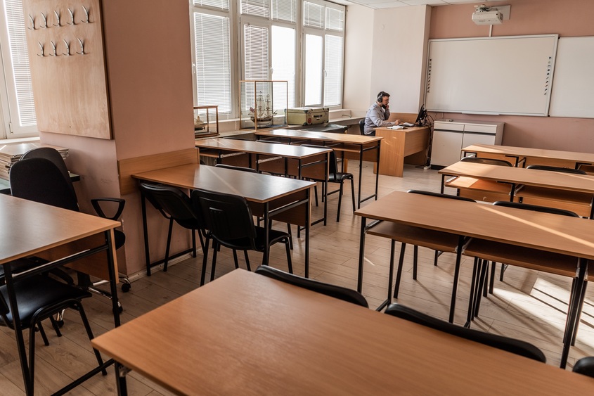 Учениците от 5. до 12. клас в София спират присъствените часове, но заведенията остават отворени