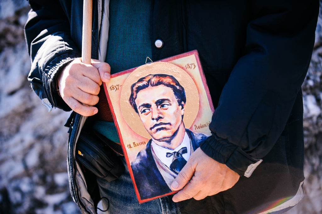 <p>„Защото властта принадлежи на народа, но народът трябва да я отстоява. Винаги има кой да му я отнеме, кой да му забрани и кой да го яхне. Скоро и нашето време ще бъде в историята. От нас зависи дали потомците ни ще се обръщат с гняв назад или с признателност за стореното от нас“, каза президентът.</p>