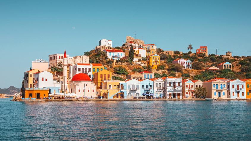 Гърция ваксинира приоритетно жителите на 40 острова, за да рестартира туризма