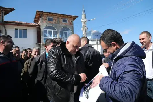 След подареното сако: Борисов подписва тениски с лика си и с надпис "Аз вярвам само на този човек"