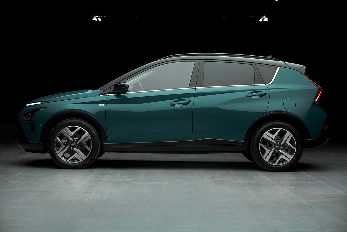 <p style="margin-bottom:8pt; margin-left:0cm; margin-right:0cm; margin-top:0cm">Той е най-достъпното SUV на марката. Характеризира се с LED светлини отвън, както и с още високотехнологични детайли. Ще се предлага с алуминиеви джанти с размер до 17’’. Клиентите могат да избират измежду девет екстериорни цвята, включително и мангрово зелено.</p>