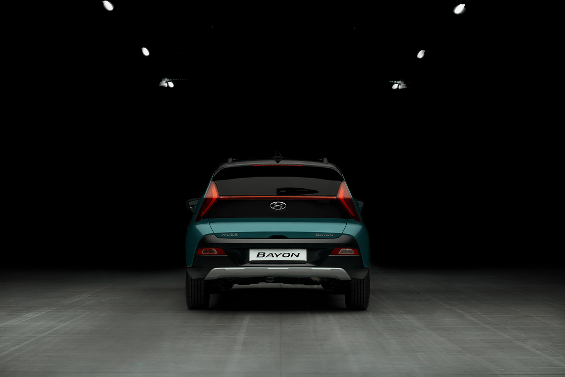 <p>Обновената функция Forward Collision-Avoidance Assist (FCA) вече може да разпознава не само автомобили, но също пешеходци и велосипедисти. BAYON разполага още със система за полуавтономно паркиране.</p>
<p>Изцяло новият BAYON ще бъде оборудван и с eCall, система, която позволява на пътниците в автомобила да се свързват с аварийните служби с натискането на един бутон. Освен това системата се пуска автоматично, ако въздушните възглавници на превозното средство се активират.</p>