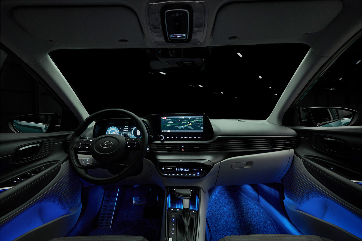 <p>Отвътре разполага с екран за аудио-визуална навигация и системите Apple CarPlay и Android Auto, които дават възможност на клиентите да прехвърлят функционалността на смартфоните или айфоните директно в автомобила.</p>
<p>Новият 10,25-инчов цифров клъстер и централният сензорен екран са комбинирани. Вече не е нужен кабел за зареждане на смартфоните, защото има опция за безжично зареждане.</p>
<p>BAYON е и първият модел на Hyundai в Европа, който разполага с първокласна аудио система Bose със седем говорителя.<br>
</p>