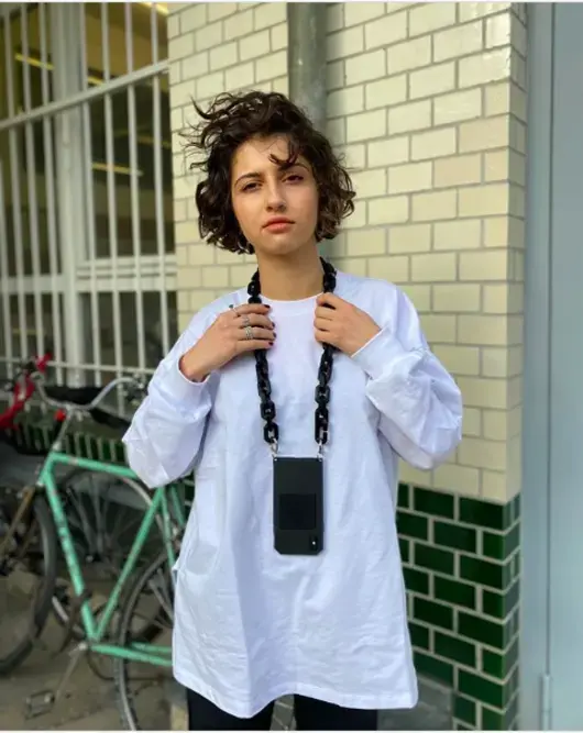 Защо всички трендсетъри в Берлин носят телефона си на врата? 