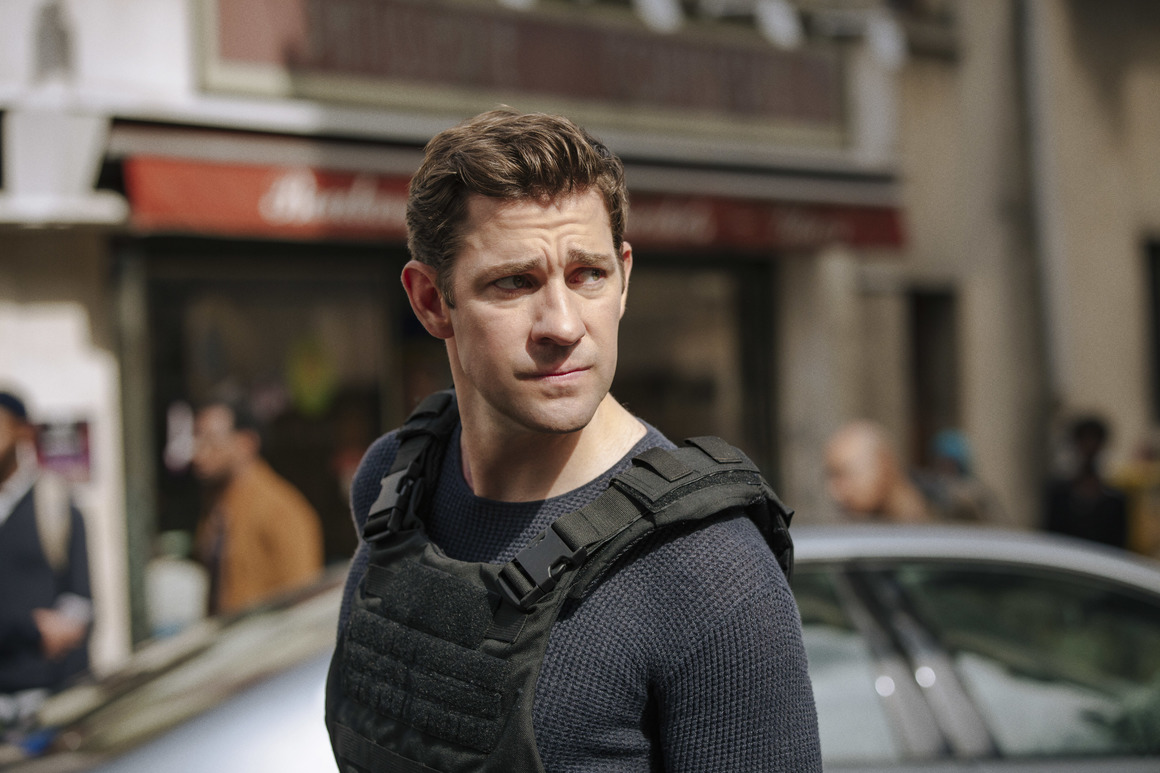 <p><strong>Tom Clancy's Jack Ryan</strong></p>
<p>Джон Кразински не е първият актьор, който влиза в образа на анализатора от ЦРУ, създаден от писателя Том Кланси, но сериалът на Amazon Prime от 2018 г. е една от добрите адаптации. В първия сезон Джак Райън е принуден да изостави работата си в централата на агенцията и да поеме истинска оперативна мисия на терен, докато се опитва да неутрализира ислямистка мрежа. Вторият сезон го изпраща във Венецуела, където насред изострящия се корупционен вътрешен конфликт Райън попада по следите на нов международен заговор. </p>