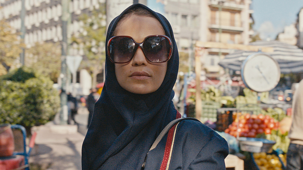 <p><strong>Tehran</strong></p>
<p>Tehran е един от първите оригинални сериали в каталога на Apple TV+. Главната героиня Тамар е родена в семейство на емигранти в Иран, но е отраснала в Израел, където е вербувана от Мосад за специална мисия - да неутрализира ядрената програма на държавата. Ако задачата й не е достатъчно сложна, то всичко, което може да се обърка по време на операцията, се обърква. Tehran е създаден от автора на още един добър израелски шпионски сериал - Fauda (него можете да гледате по Netflix). </p>