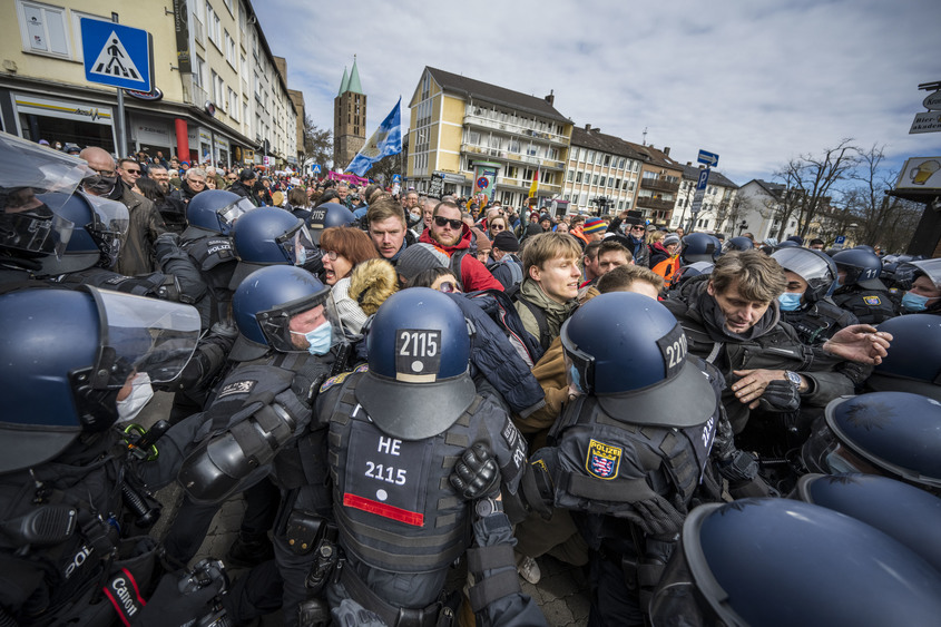 Сблъсъци и лютив спрей при протест срещу мерките за Covid-19 в Германия