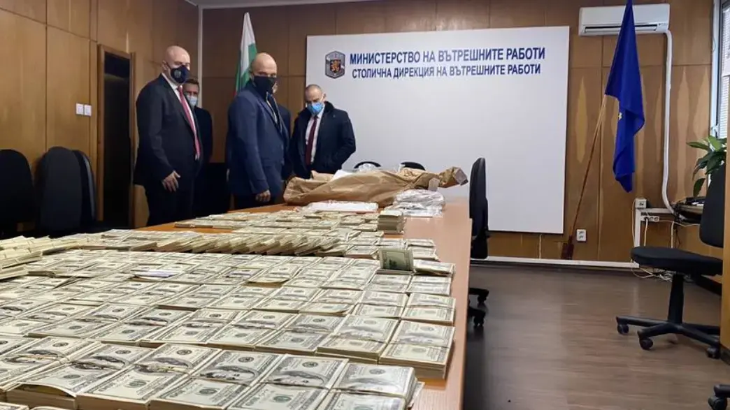 БНБ: Банкнотите, печатани във ВТУ, не са "реквизит" за сватби, а "фалшиви пари"