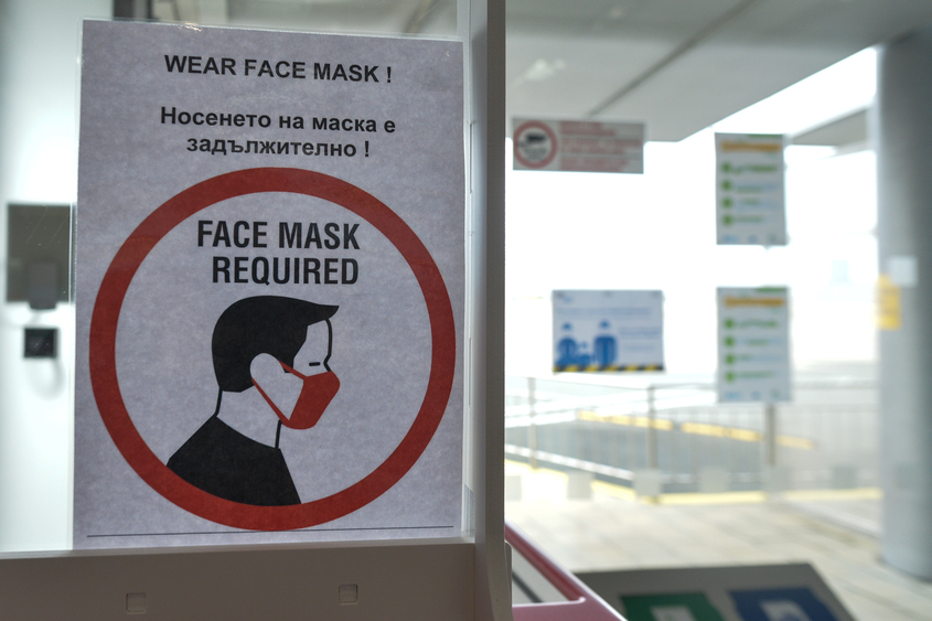 Бургас въвежда вечерен час за непълнолетните и маски на открито