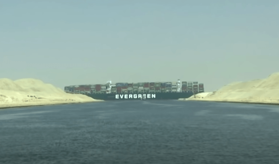 <p>Ever Given, собственост на тайванската компания Evergreen Marine, е с дължината на четири футболни игрища, широк е 60 метра и тежи 200 хиляди тона. Може да пренася около 20 хиляди контейнера.</p>
<p>Според данни на Lloyd's List – „мегакорабът“ към момента е блокирал преминаването на 160 плавателни съдове, които чакат от двата края на Суецкия канал. В това число влизат 41 превозвача на насипни товари и 24 танкера.</p>