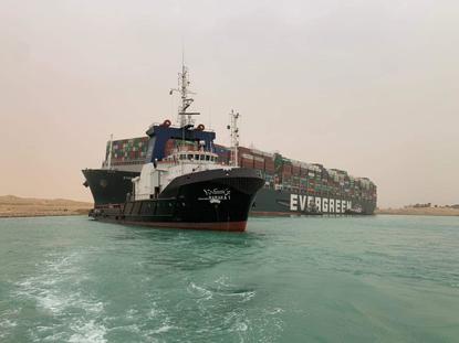 Как един кораб забави 10% от световната търговия: Блокираният Суецки канал в снимки
