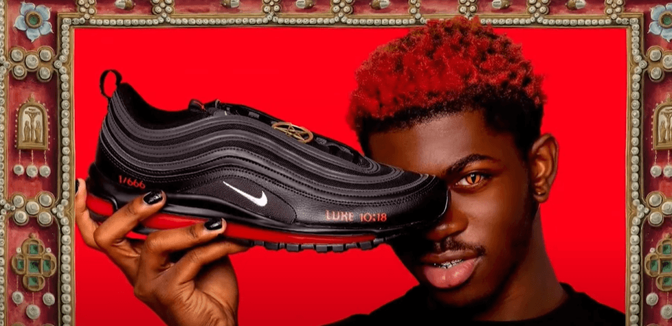 Nike съди арт компания заради "сатанинските обувки" с човешка кръв на рапъра Lil Nas X