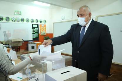Борисов гласува на хартия в Банкя, заяде се с Радев и отчете, че това са "най-скъпите избори"