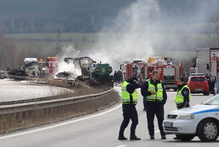 Шофьор на цистерна загина при тежка катастрофа на АМ "Тракия"
