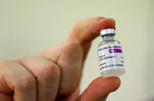България може да спре напълно ваксинацията с AstraZeneca при хора под 60 години
