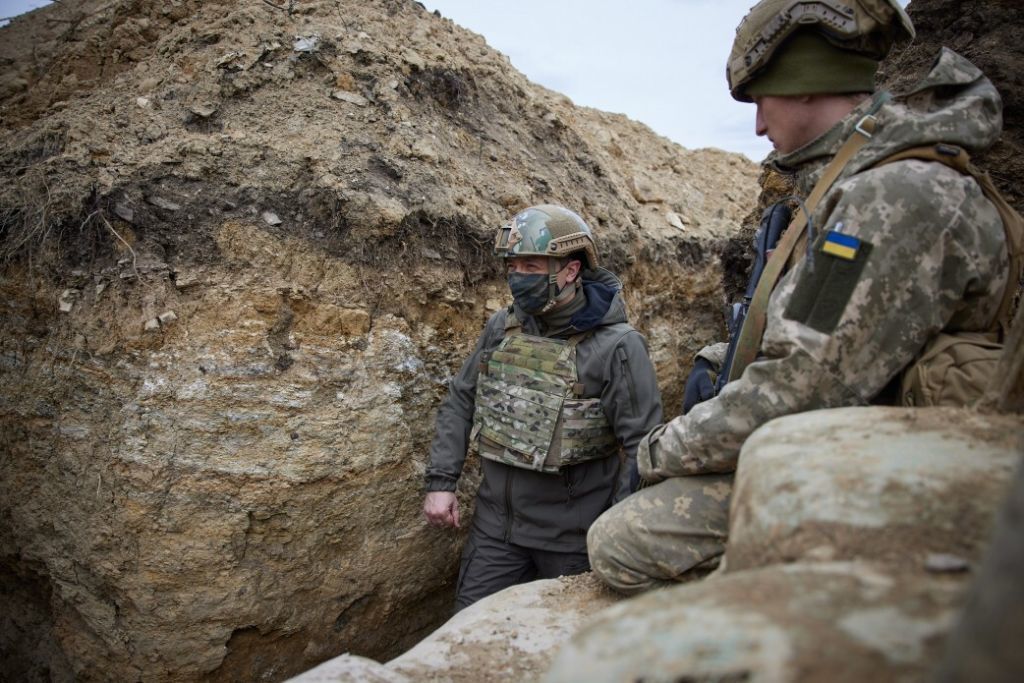 Един ден в калните окопи с украинския президент Володимир Зеленски