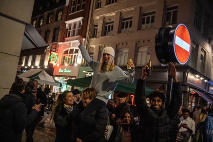 Алкохол и танци, но без маски: Лудата първа нощ в Лондон след локдауна
