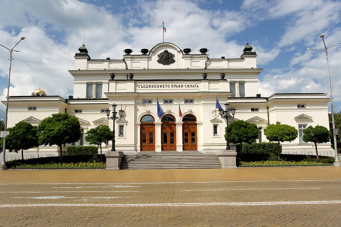 Първият работен ден на парламента ще е в старата сграда, а не в Партийния дом