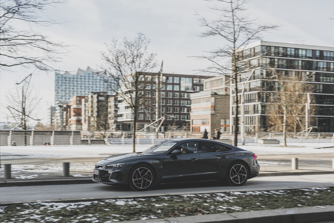 <p>Audi e-tron GT интерпретира концепцията Gran Turismo по нов начин. Изцяло електрическо, с два електромотора, това Audi обещава невероятни преживявани. </p>