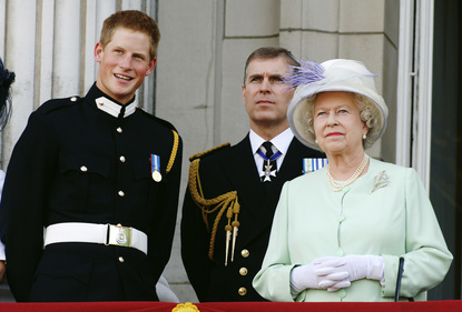 Без военни униформи на погребението на принц Филип: Защо кралица Елизабет II промени траурния протокол 