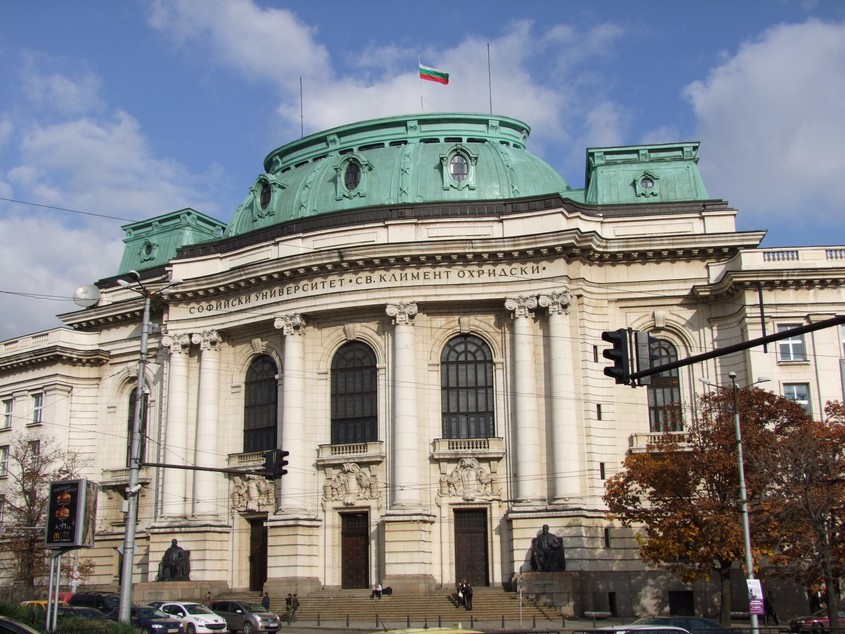 "От 3 до 5 хил. лв глоба": Продупчена ли е фасадата на Софийския университет заради климатици?