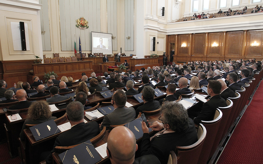 156 гласа "за" оставката на Борисов, 14 нови депутати влязоха на местата на действащите министри